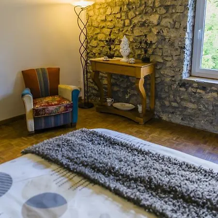 Maison Sur Un Ilot De Verdure *